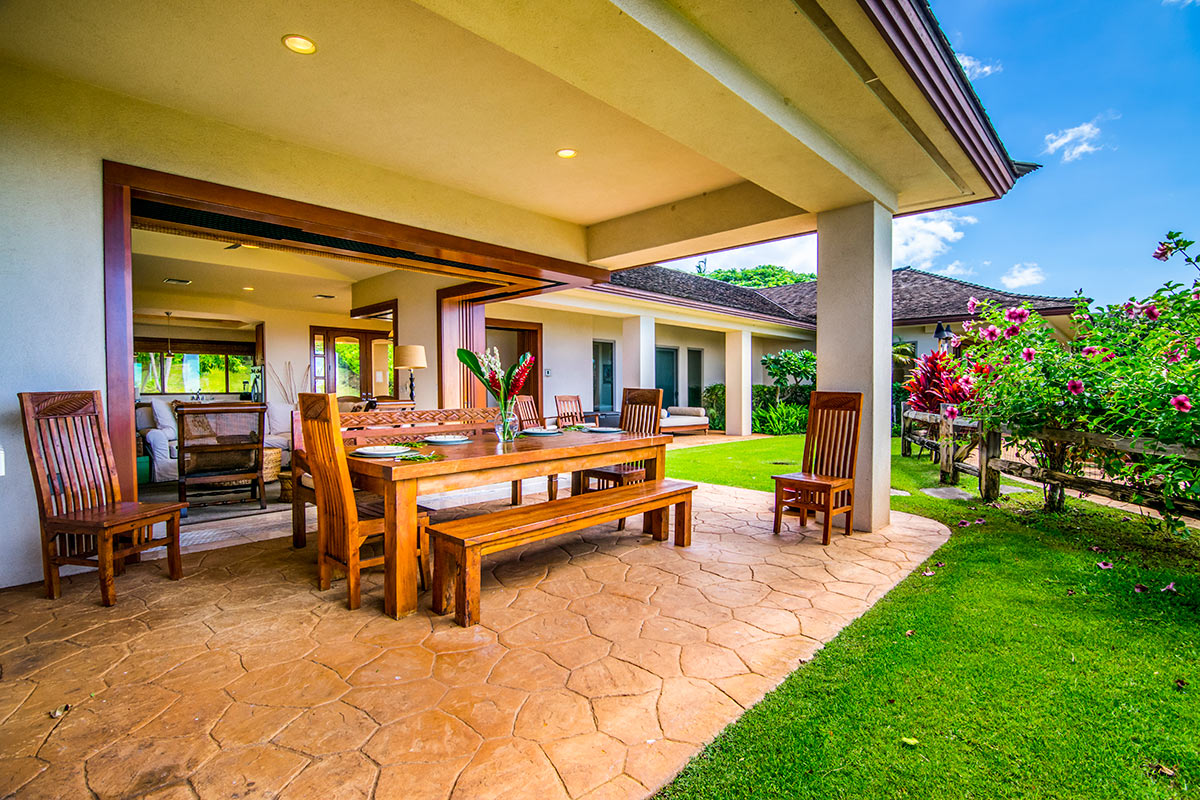Misty Rose - Picnic Table on Patio - Maui Vacation Home