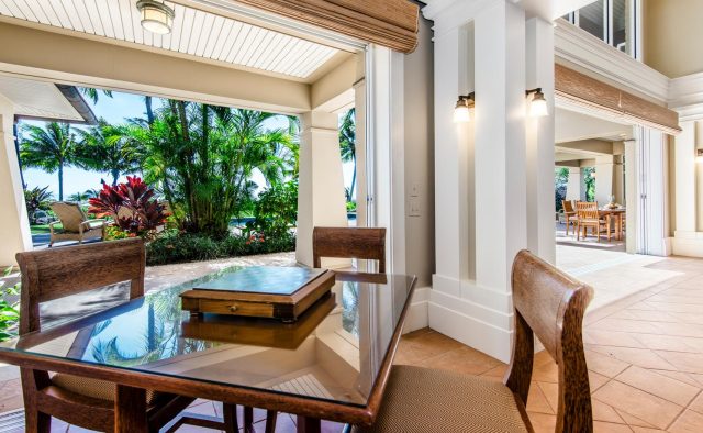 Golden Glow - Breakfast nook and living area - Maui Vacation Home
