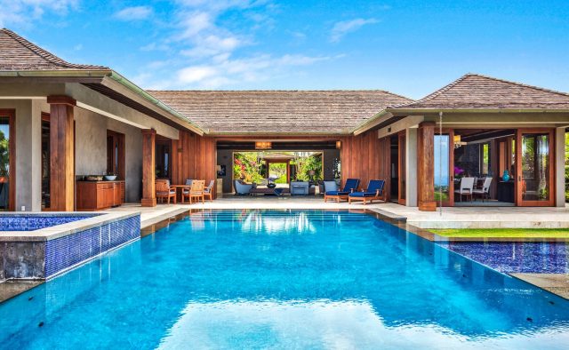 Endlessly - Pool and Back of the house - Hawaii Vacation Home
