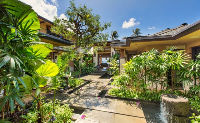 Honeyed Jade Luxury Home Rental - Court Yard - Hawaii Hideaways