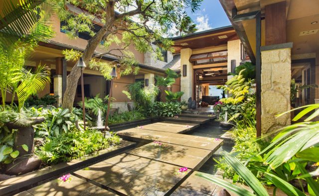 Honeyed Jade Luxury Home Rental - Court Yard - Hawaii Hideaways