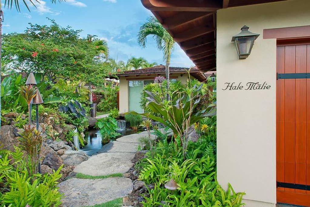 Hualalai Pakui - Front Walkway - Hawaii Vacation Home