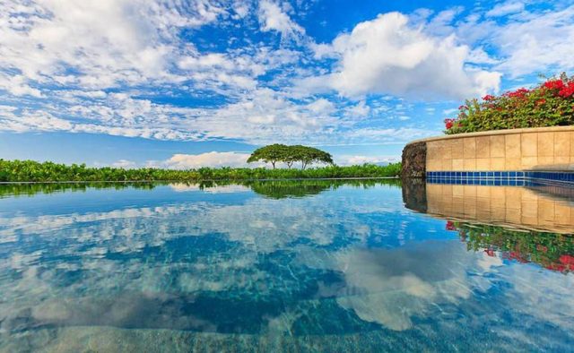 Hualalai Pakui - Pool with sky reflection - Hawaii Vacation Home