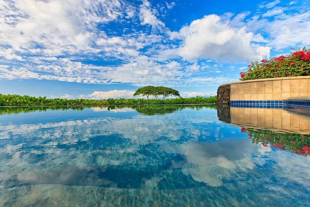 Hualalai Pakui - Pool with sky reflection - Hawaii Vacation Home