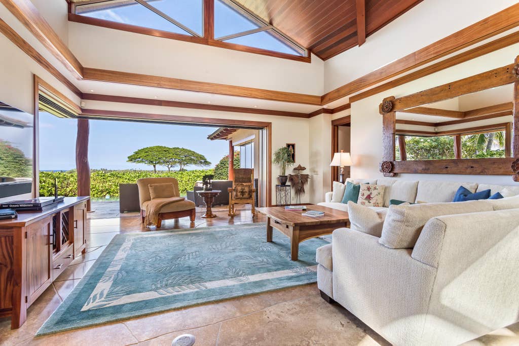 Hualalai Pakui - Living room and large sliding windows - Hawaii Vacation Home