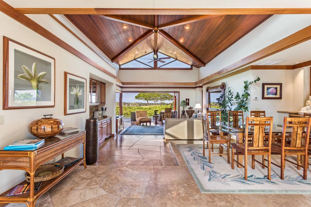 Hualalai Pakui - Dining area and living area - Hawaii Vacation Home