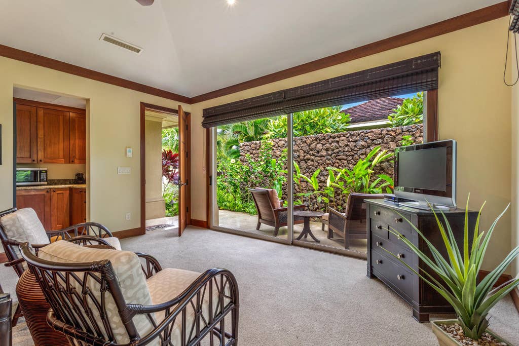 Hualalai Hainoa Estate 128 - Bedroom 4 sitting area - Hawaii Vacation Home