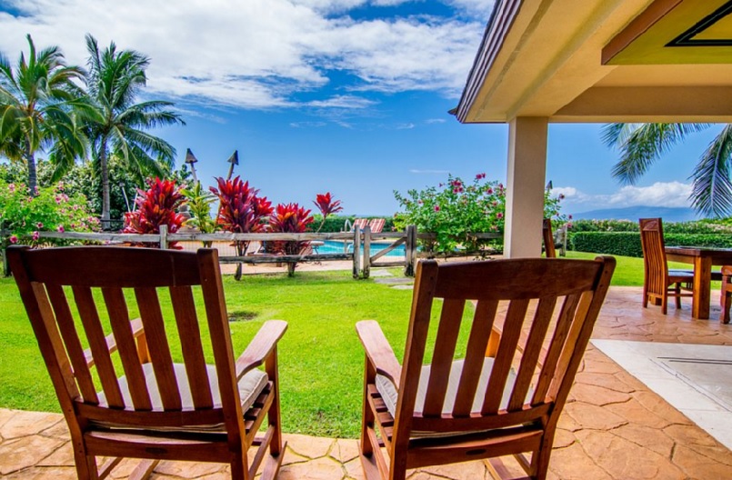 Misty Rose - Rocking chairs on the patio - Maui Vacation Home
