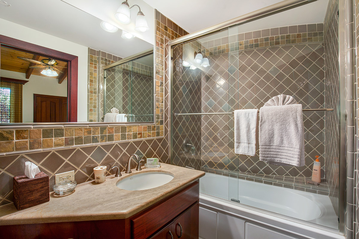 Sun Ray - Bathroom - Hawaiian Luxury Vacation Home