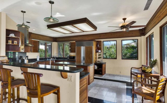 Cool Waters - Kitchen Sitting area - Hawaii Vacation Home