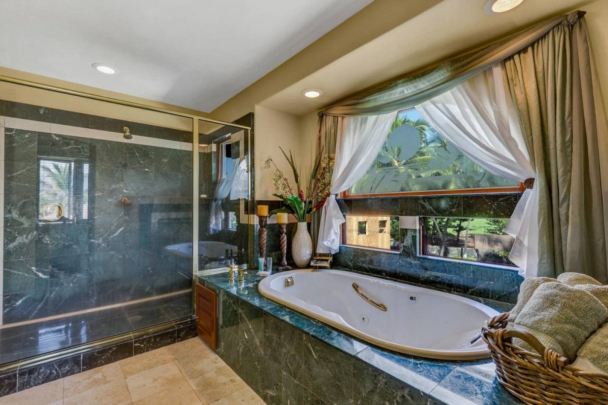 Cool Waters - Bathroom 2 bathtub - Hawaii Vacation Home