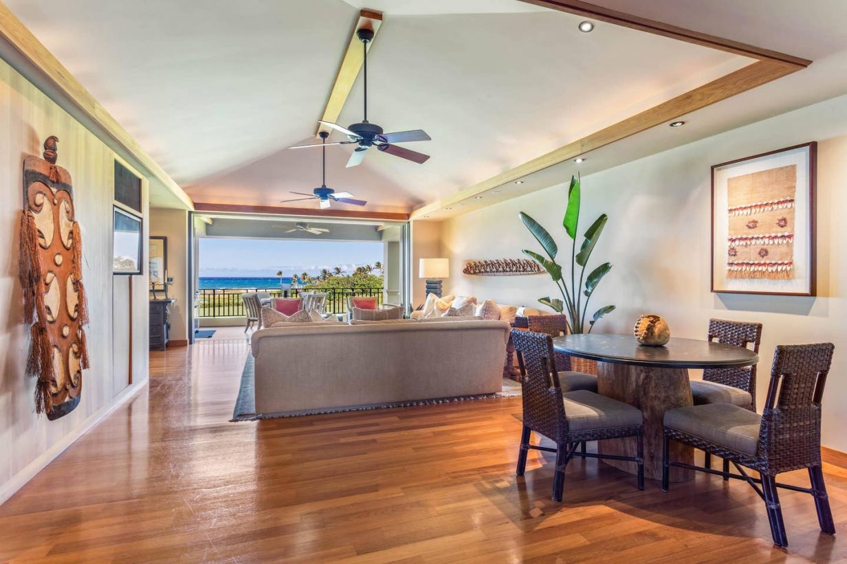 Hualalai 4202 - Living area and table - Hawaii Vacation Home
