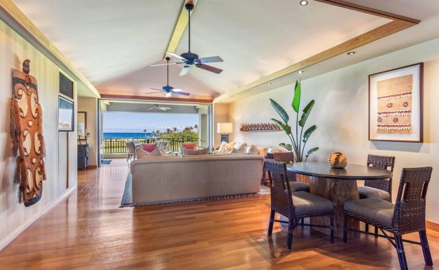 Hualalai 4202 - Living area and table - Hawaii Vacation Home