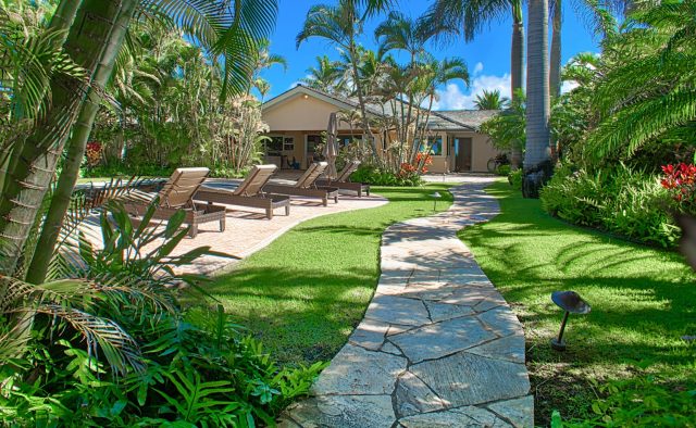 Naupaka Hale Luxury Home Rental - Backyard - Hawaii Hideaways